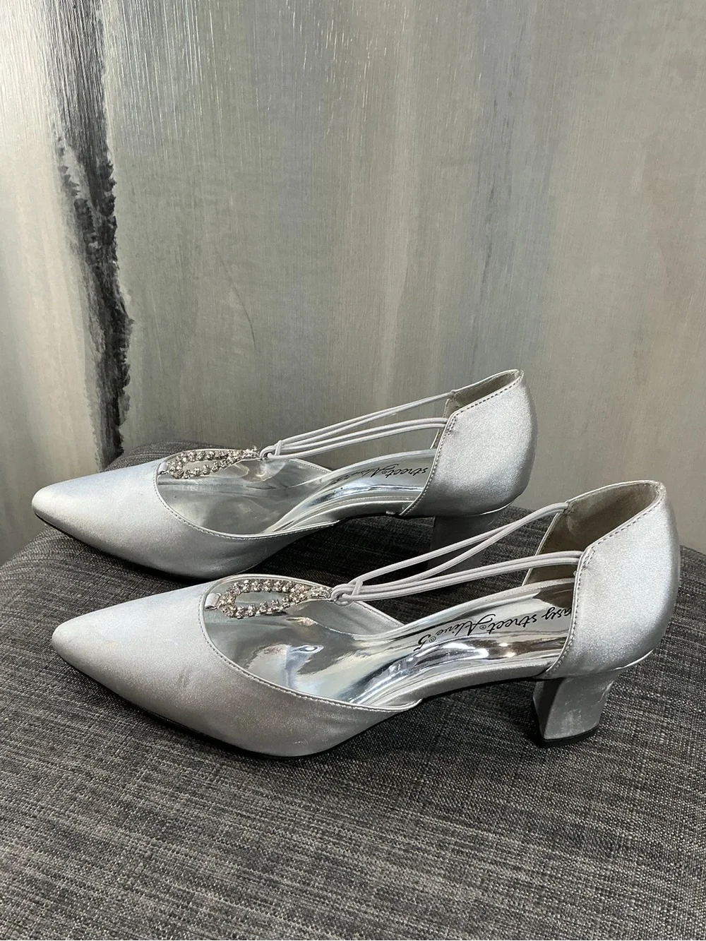 NIB Easy Street Alive@5 Moonlight Rhinestone Silver Satin Pumps Heels - Size 8M